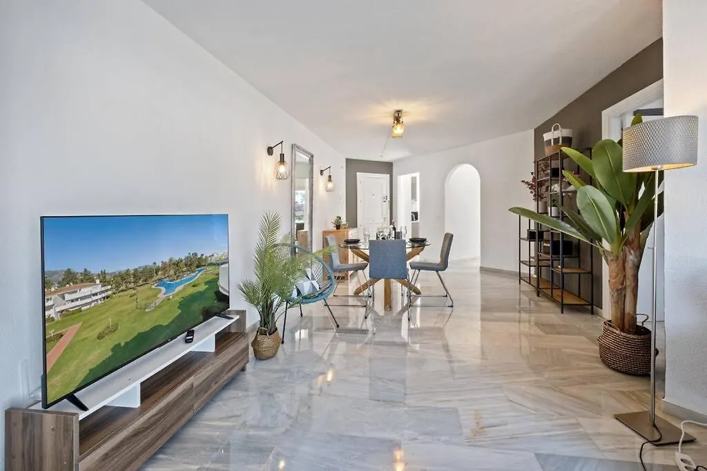アパート フエンヒロラAmplio Piso En Mijas Golfアパートメント